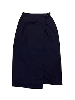 Falda larga negra , modelo envolvente ,con botón interno y hebillas metálicas para cerrar a un lado, bolsillo en la espalda , cintura: 80 cm , largo:95 cm